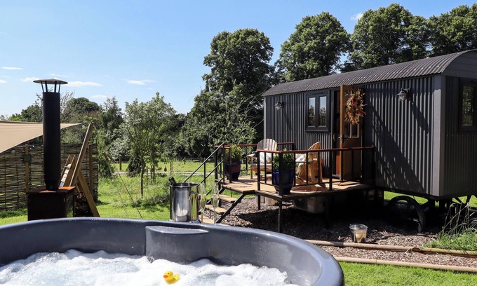 Retford Cabaña | HERDWICK LUXURY GLAMPING, romantic, with hot tub in Nottingham