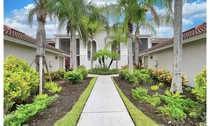 Naples Condominio | Heritage Bay decorated, fully stocked 2bdrm + den-bdrm, 2 bath first fl condo