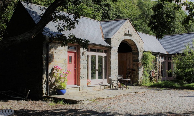 Caerdeon Apartamento | Heritage Farm Studio Conversion besides Mawddach Estuary