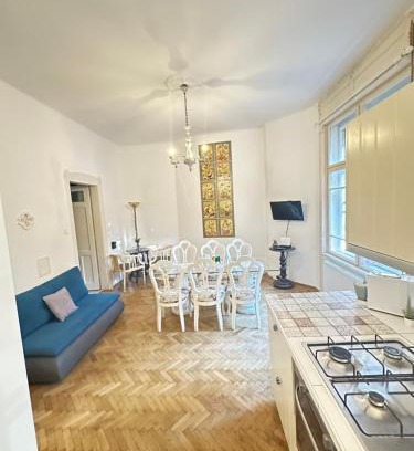 Nemetvolgy Apartamento | Heritage Harmony with FREE PARKING