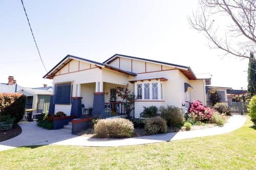 Tenterfield Casa | Heritage Home with BBQ & Outdoor Fire Pit