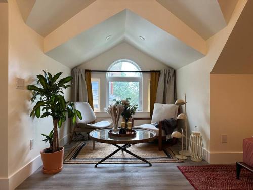 Northeast Edmonton Casa | Heritage-Inspired Guesthouse - Luxe Bath & Elegant Ceilings