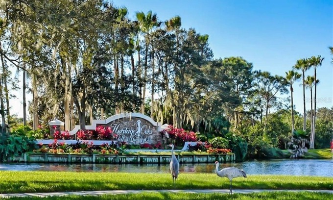 Sarasota Condominio | Heritage Oaks 2 Bedroom with Golf Course and Water Views