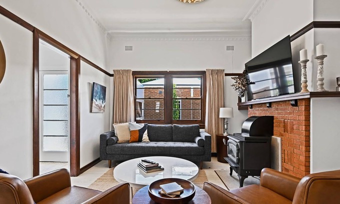 Orange Casa | Heritage Oasis on Kite - Short Walk to CBD