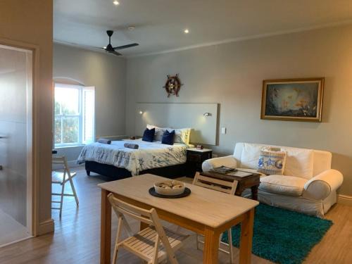 Hermanus City-Centre Apartamento | Hermanus Waterfront Apartment 12