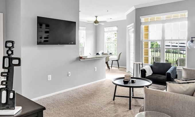 Herndon Apartamento | Herndon #11306 · Monochromatic Modern 2BR|2BTH Min. IAD w Amenities