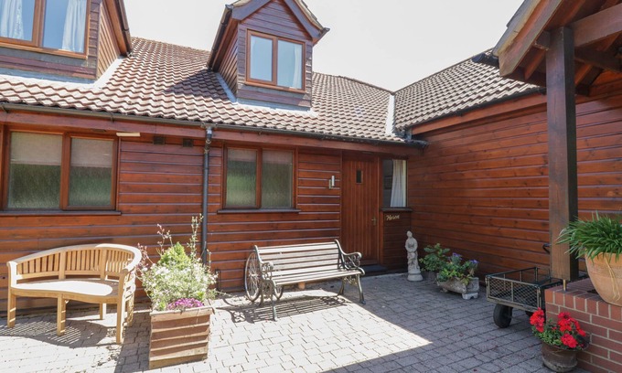 Smallburgh Cabaña | HERON COTTAGE, family friendly, with pool in Wayford