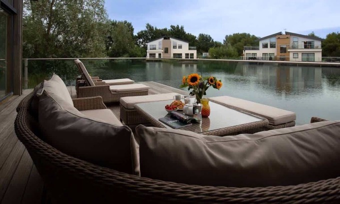 Ampney Crucis Casa | Heron Lodge | Lakehouse with Hot Tub & Kayak