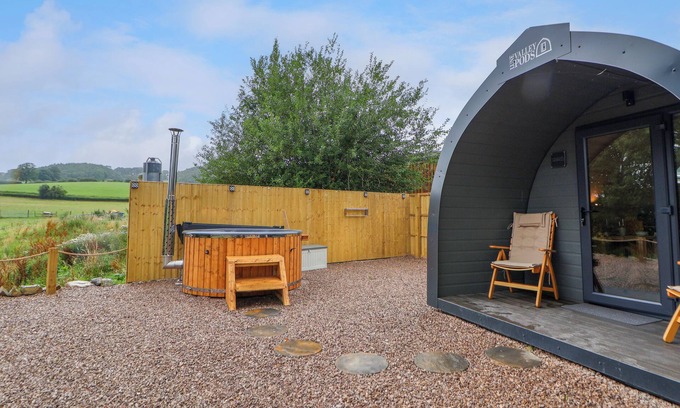 Oswestry Cabaña | HERON POD, romantic, with hot tub in Trefonen