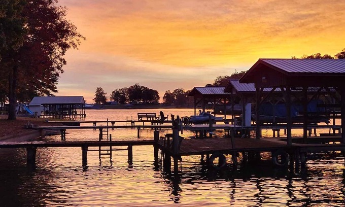 Centre Casa | Heron's Rest is a lakefront house with cabin feel, truly a diamond in the rough!