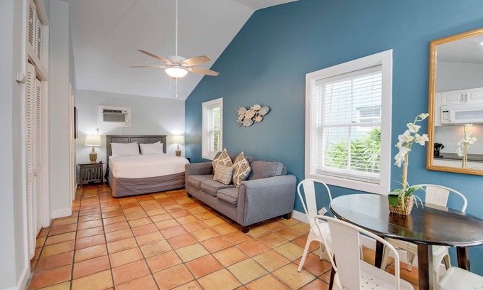 Uptown - Upper Duval Cabaña | Heron Suite | Vibrant Retreat, Hot Tubs, Steps from Duval Street!