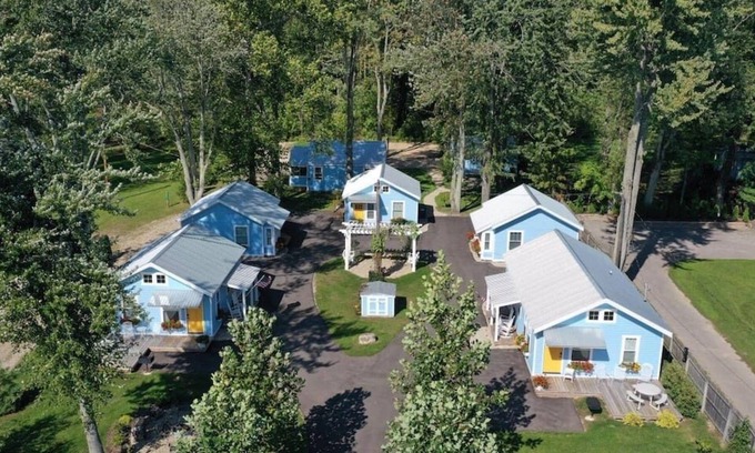 Paw Paw Lake Cabaña | Herons Nest I ALL 6 Private Paw Paw Lake Cottages