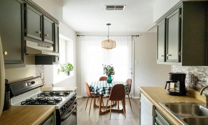 Leander Casa | Hestia: Tropical Boho Haus in Leander + EV Charger