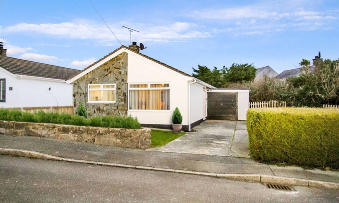 Moelfre Casa | Heulwen - sleeps 7 - Moelfre - Anglesey