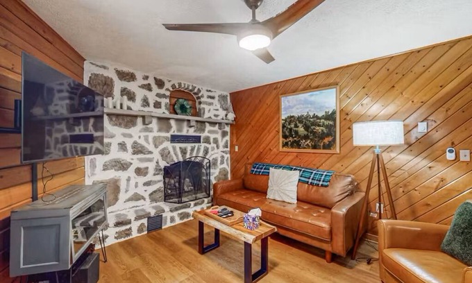 Swanton Cabina | Hexagonal log cabin in the woods with view of lake!