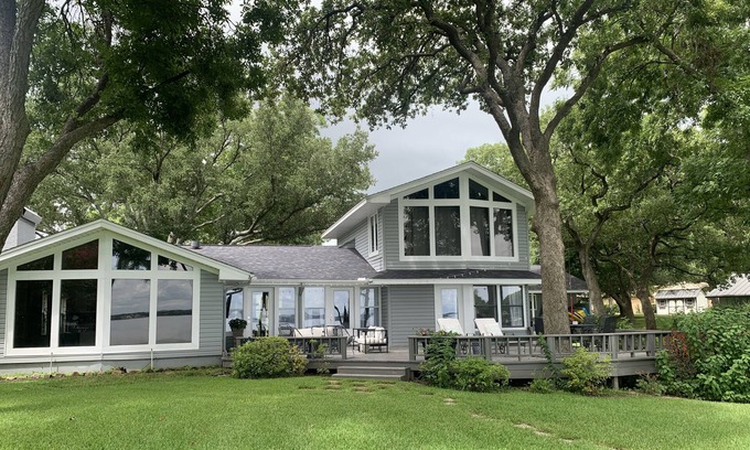 Cedar Creek Reservoir Casa | HGTV House on Open Water