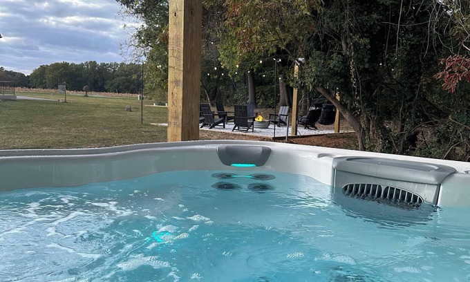 Centreville Casa | HGTV quality, private guest suite, country getaway with hot tub & fire pit