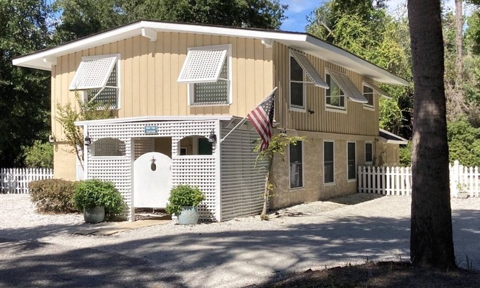 Folly Field Cabaña | HHI COTTAGE 2 MIN WALK TO BEACH, 35' PRIVATE POOL, DOG FRIENDLY, ROOMY HOME