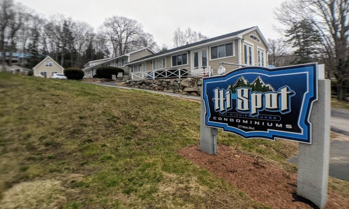 Laconia Condominio | Hi Spot Studio with shared beach on Winnipesaukee!