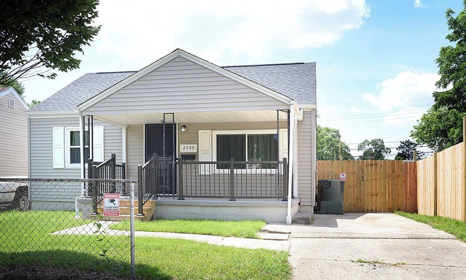 Columbus Casa | Hiawatha Hideaway - Darling 2 BR w/ Private Backyard