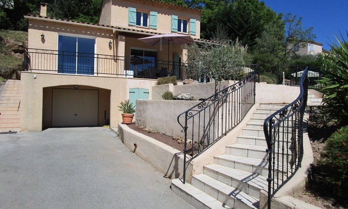 Bagnols-en-Foret Villa | Hiberne en una villa con orientación sur y vallada a 15 km de la Costa Azul. 6 adultos + bebé