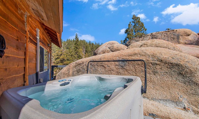 Arrowbear Lake Cabina | Hibernation Station | Rustic Cabin + Hot Tub