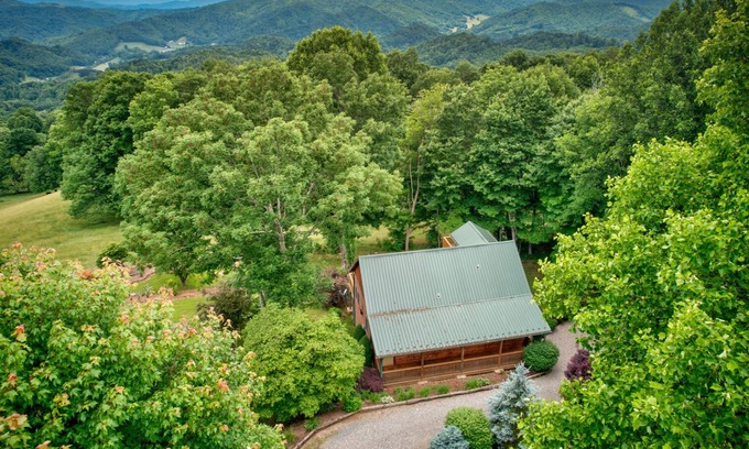 Zionville Cabina | Hibernation Station - Soak in the hot tub, enjoy the long range mtn views!