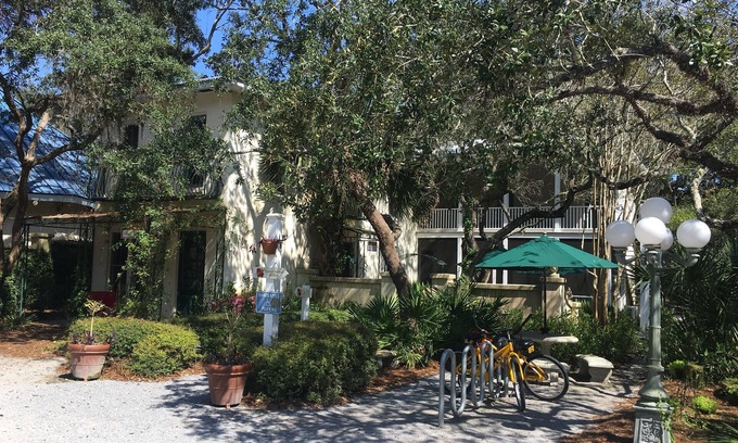 Grayton Beach Cama Y Desayuno | Hibiscus Coffee & Guesthouse