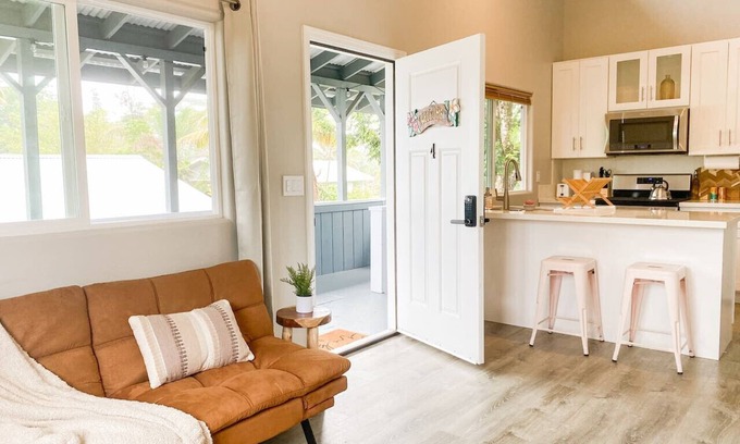 Keaau Casa | Hibiscus Hale, Full Kitchen, King Bed, Parking