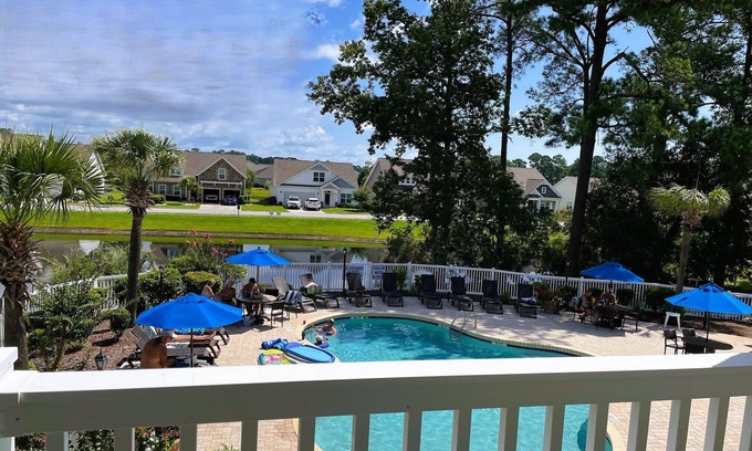 Little River Condominio | HIBISCUS HAVEN - Little River - Cute 2B/2B Condo w Pool - 90+ Day Midterm Rental