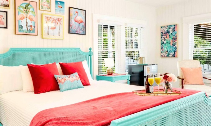 Fort Myers River District Casa | Hibiscus House Bed & Breakfast Inn Flamingo Suite