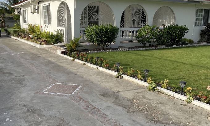 Greenwood Casa | Hibiscus Place es su hogar lejos del hogar. ¡Toda la propiedad está disponible para usted!
