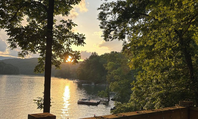 Jacksboro Casa | Hickory Harbor lakefront w/ dock, grilling deck, and play yard on shady lot!