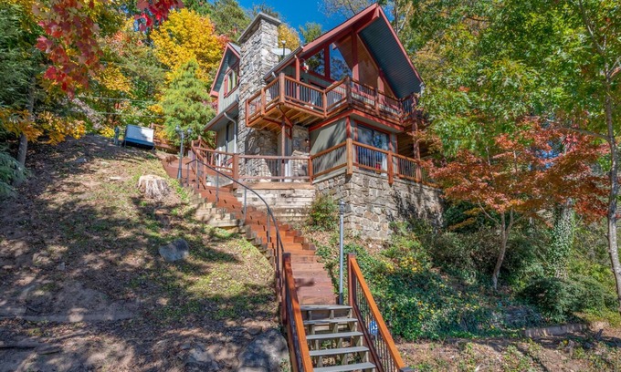 Lake Lure Casa | Hickory Hideaway | Lake Lure Waterfront Cabin