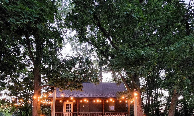 Davis County Cabina | Hickory Lake Getaway- Cozy Cabin Overlooking a Private Lake