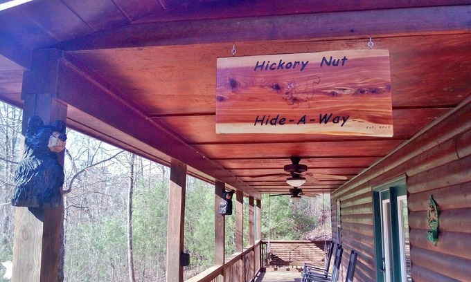 Murphy Cabina | LA TUERCA DE HICKORY OCULTA -A- CAMINO * El verano está aquí * Honey Suckles & Fireflies *