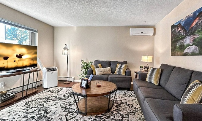 Rockrimmon Condominio | Hidden Academy Gem! 2 BR, 1BA w/AC! Sleeps 5