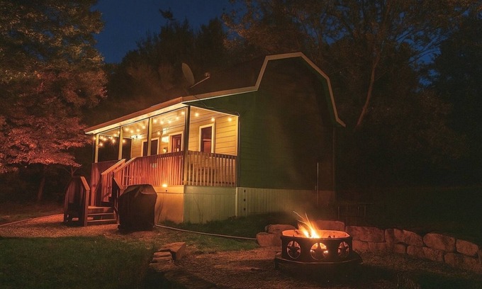Kimbolton Cabina | Hidden Cabin with covered porch & fire pit! Minutes to Salt Fork.