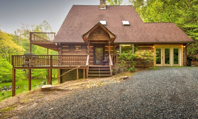 Fleetwood Cabina | Hidden Creek Cabin - Yard, Pet Friendly, Creek, Hot Tub, & Foosball!