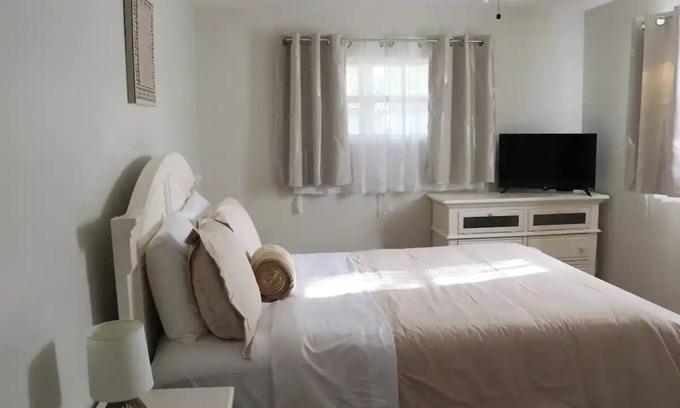 Lakeland Casa | Hidden Emerald-Apartment with Kitchen and Laundry