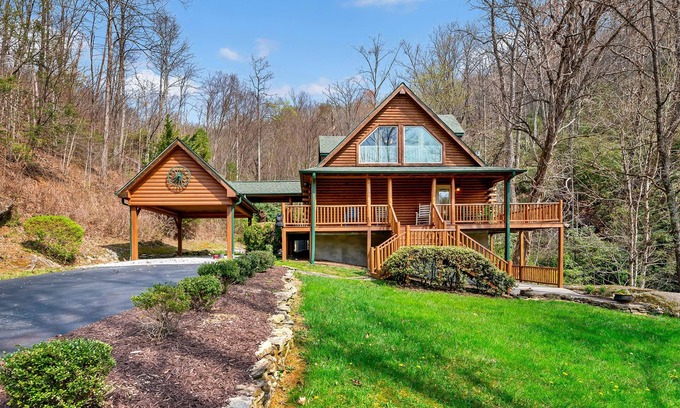 Skyland Cabina | Hidden Falls Cabin -Waterfall, Hot Tub, Private!