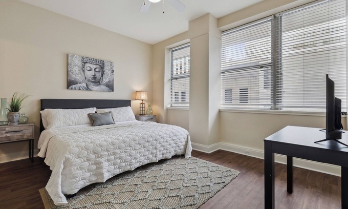 Central Business District Hotel | Hidden Gem-5 Minute walk to French Quarter Bourbon