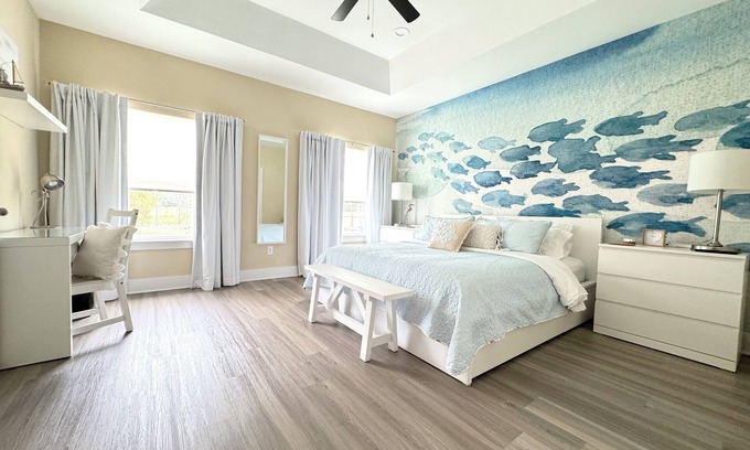 Gulf Breeze Casa | Hidden Gem Between 2 Beaches -Sleeps 6 -Pet Friendly!