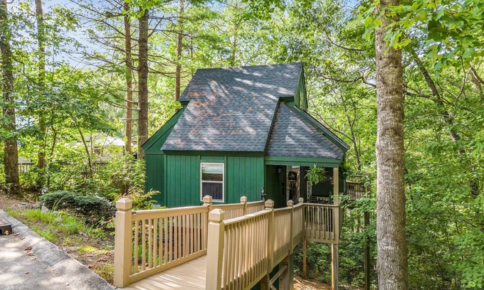 Helen Cabina | Hidden Gem Cabin: Dog friendly, cozy cabin nestled in the heart of Helen, GA