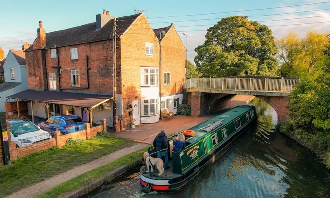 Hopwas Casa | Hidden Gem Canal Facing Retreat with lovely walks