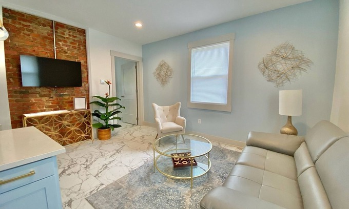 Clifton Apartamento | Hidden Gem in plain sight! Adorable 3 Bdrm Duplex near Hospitals & Universities.