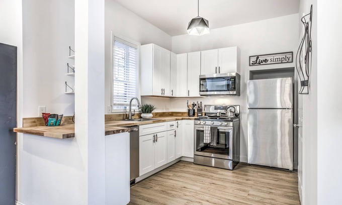 Central West End Apartamento | Hidden Gem | JZ Vacation Rentals