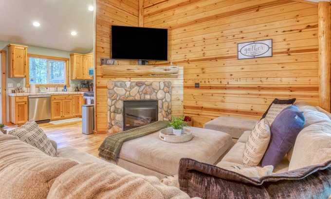 Brightwood Cabina | Hidden Gem of Mt Hood forest w/Private Hot Tub, Riverside Retreat.