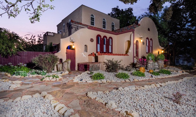 Rockford Casa | Villa de estilo español histórico