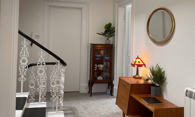 Stornoway Apartamento | Hidden Gem: Spacious, airy attic flat- Sleeps 7- in Heart of Stornoway